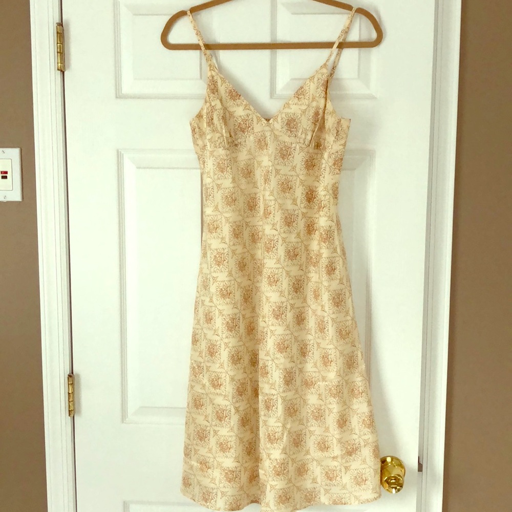 100% silk Theory Dress Size 8 Buttons in back